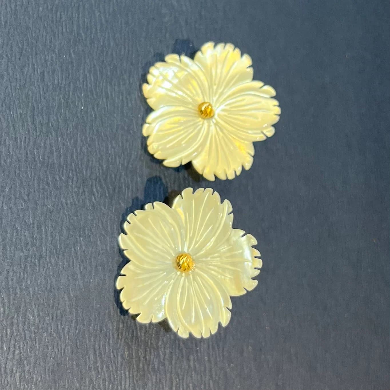 گوشواره میخی گل صدفی